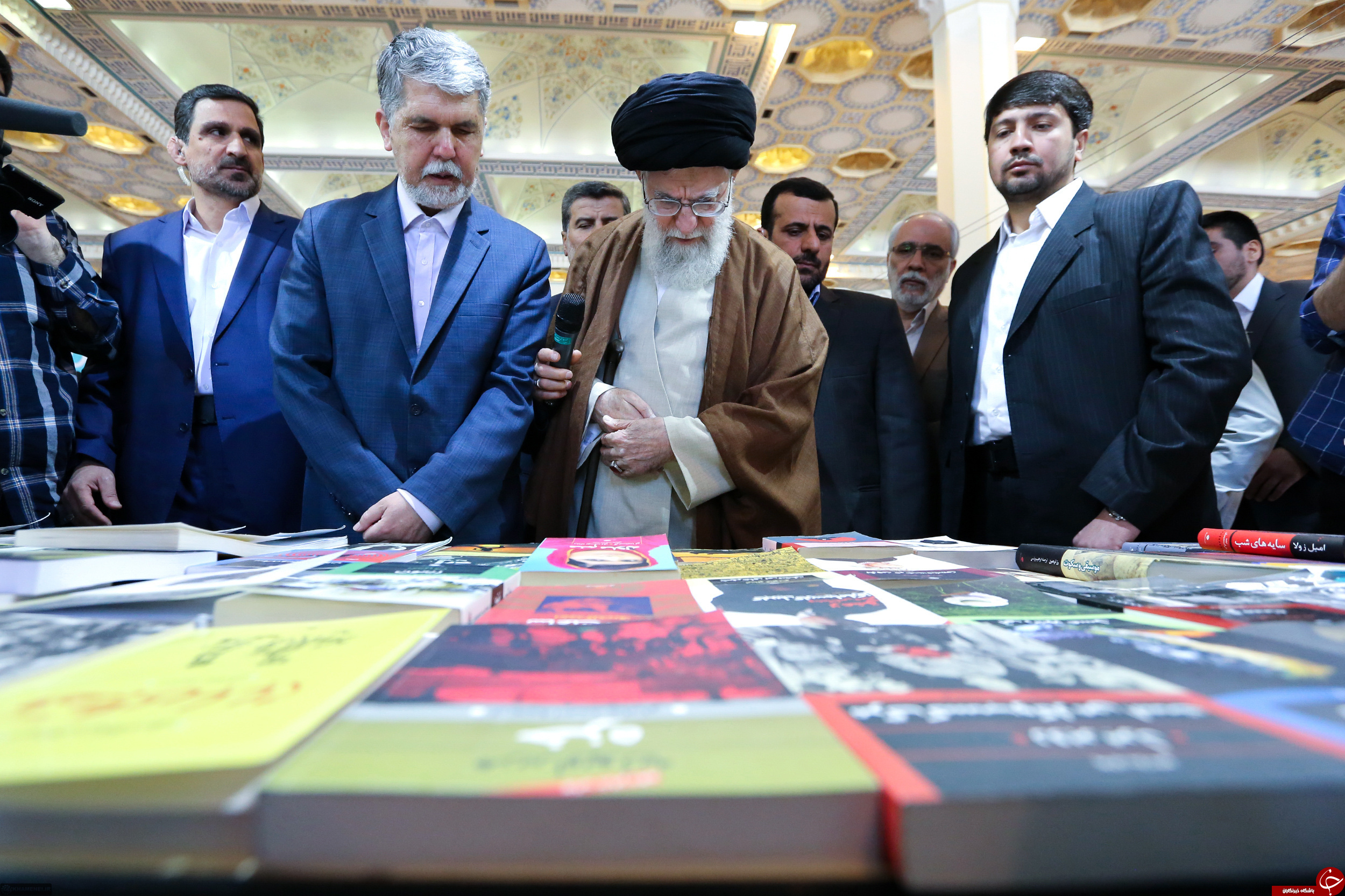 تصاویری از حضور رهبر انقلاب در نمایشگاه بین المللی کتاب تهران