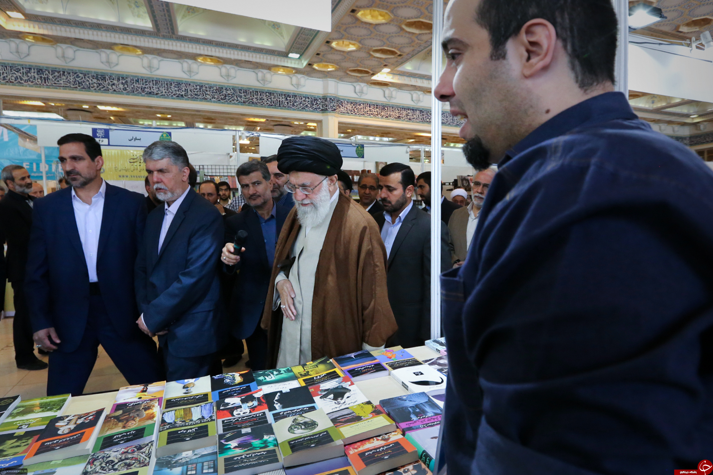 تصاویری از حضور رهبر انقلاب در نمایشگاه بین المللی کتاب تهران