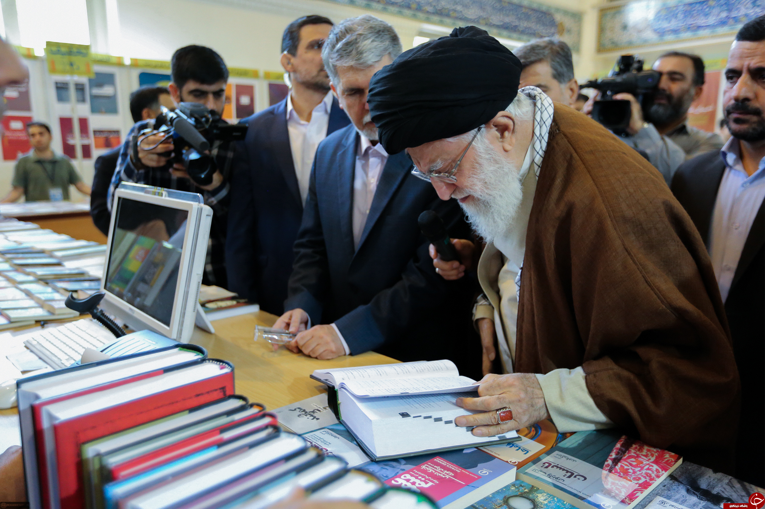 تصاویری از حضور رهبر انقلاب در نمایشگاه بین المللی کتاب تهران