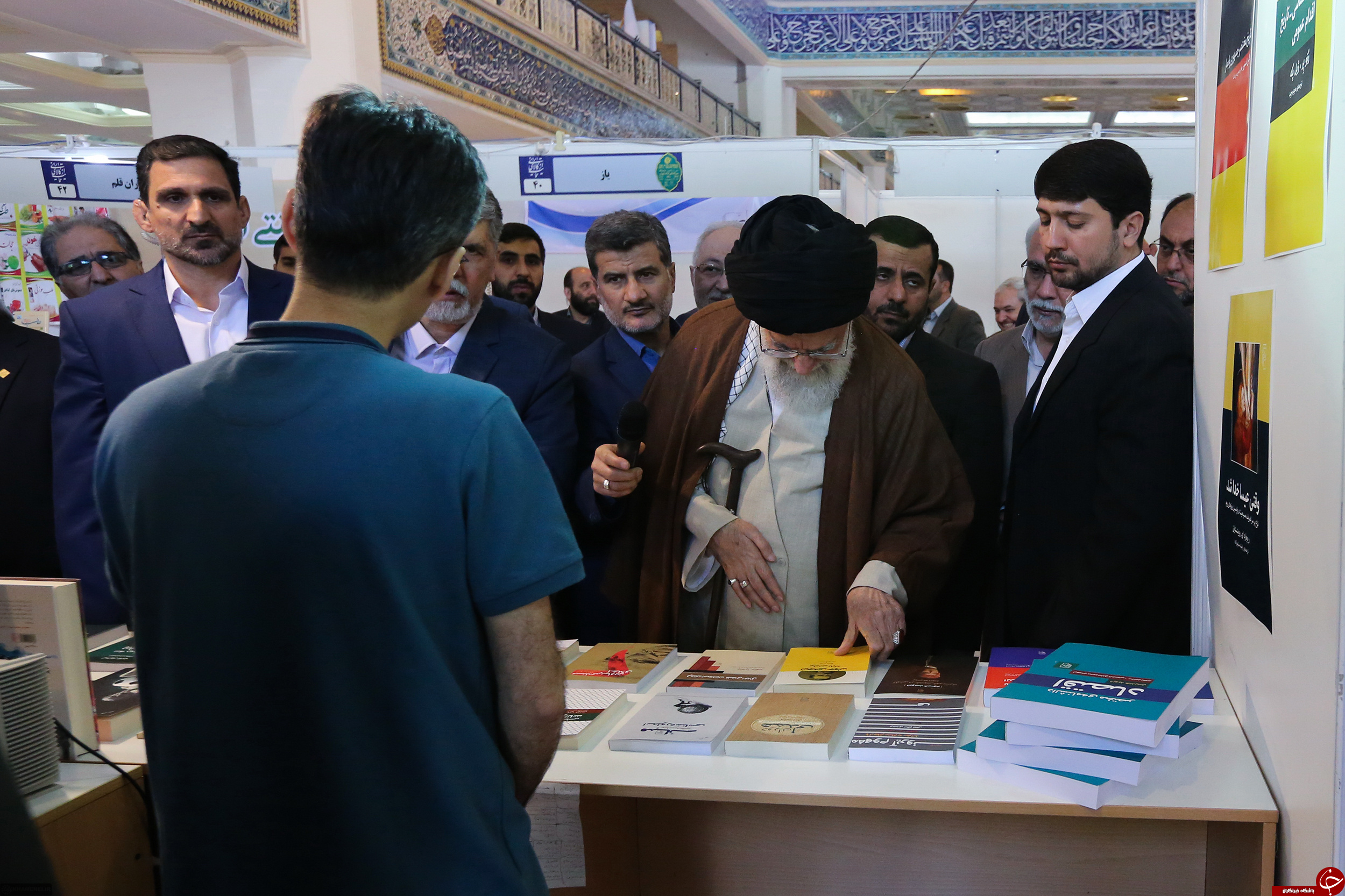 تصاویری از حضور رهبر انقلاب در نمایشگاه بین المللی کتاب تهران