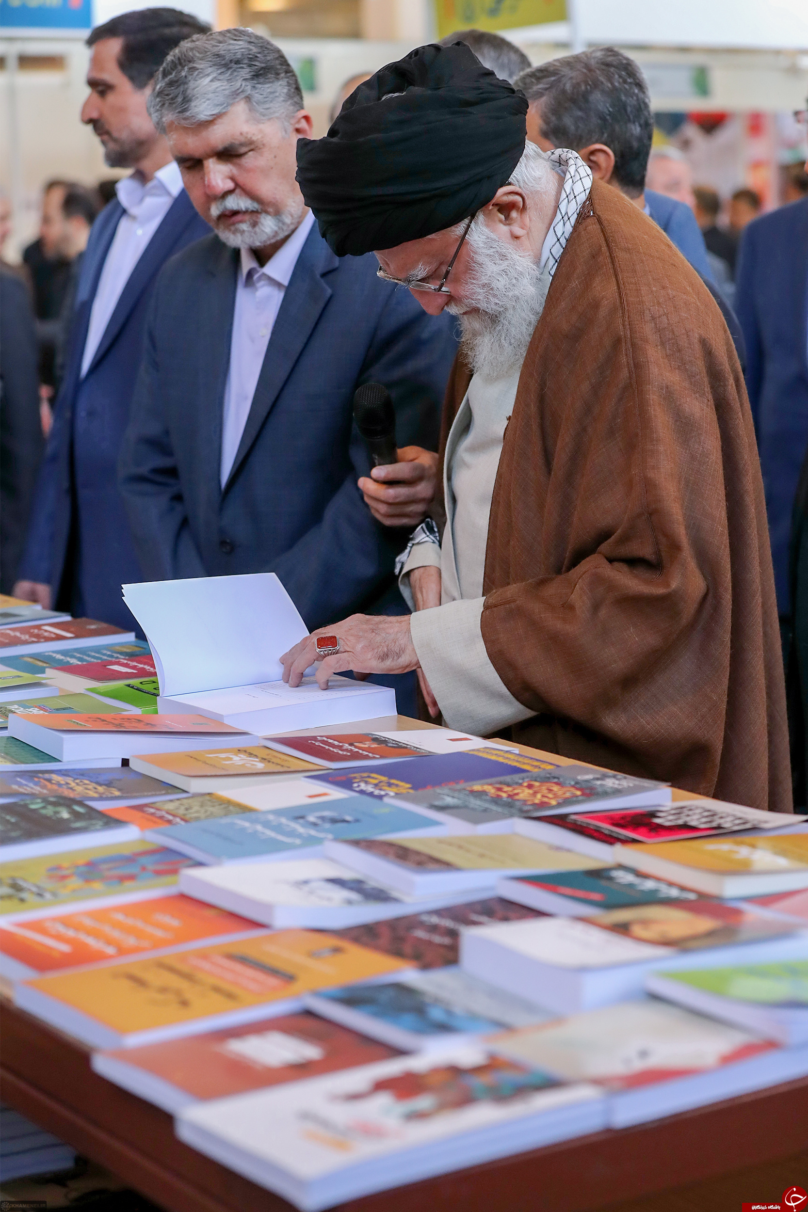 تصاویری از حضور رهبر انقلاب در نمایشگاه بین المللی کتاب تهران