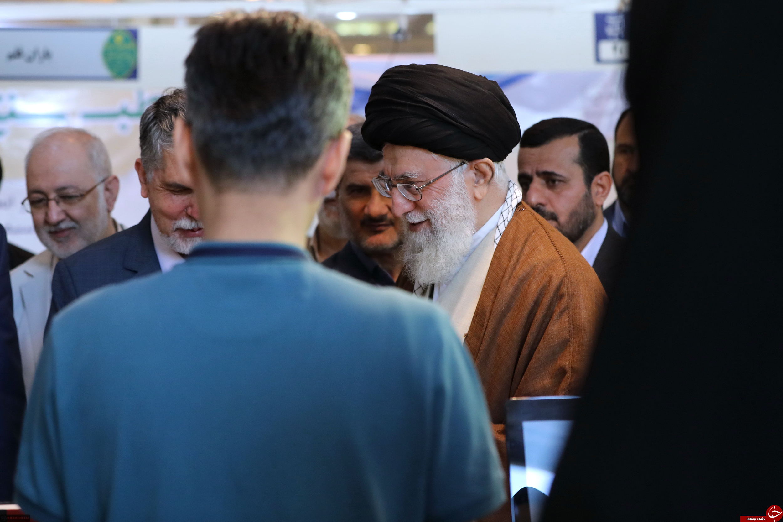 تصاویری از حضور رهبر انقلاب در نمایشگاه بین المللی کتاب تهران