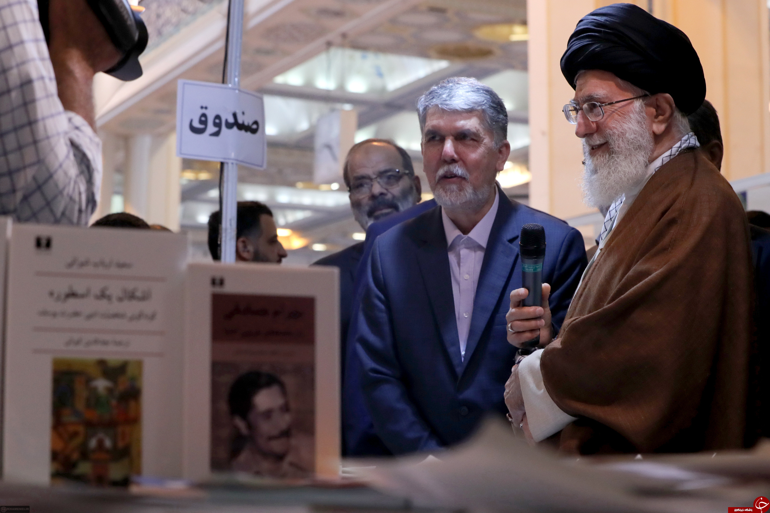 تصاویری از حضور رهبر انقلاب در نمایشگاه بین المللی کتاب تهران