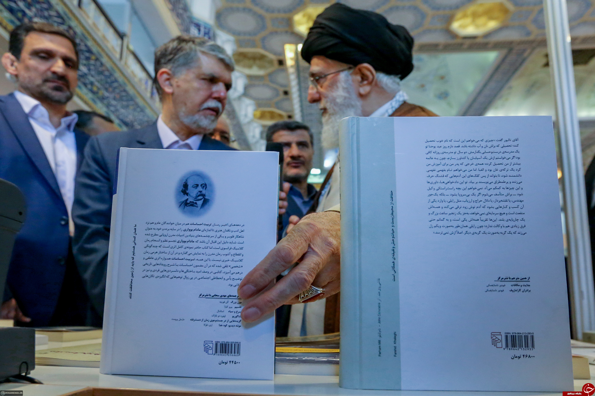 تصاویری از حضور رهبر انقلاب در نمایشگاه بین المللی کتاب تهران