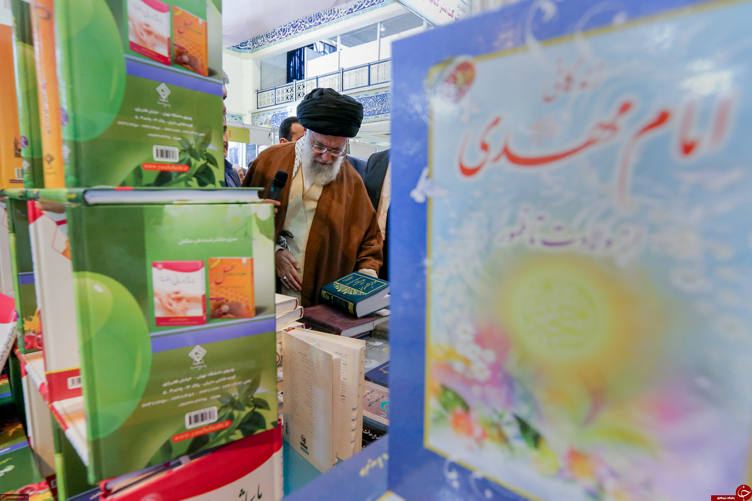 تصاویری از حضور رهبر انقلاب در نمایشگاه بین المللی کتاب تهران
