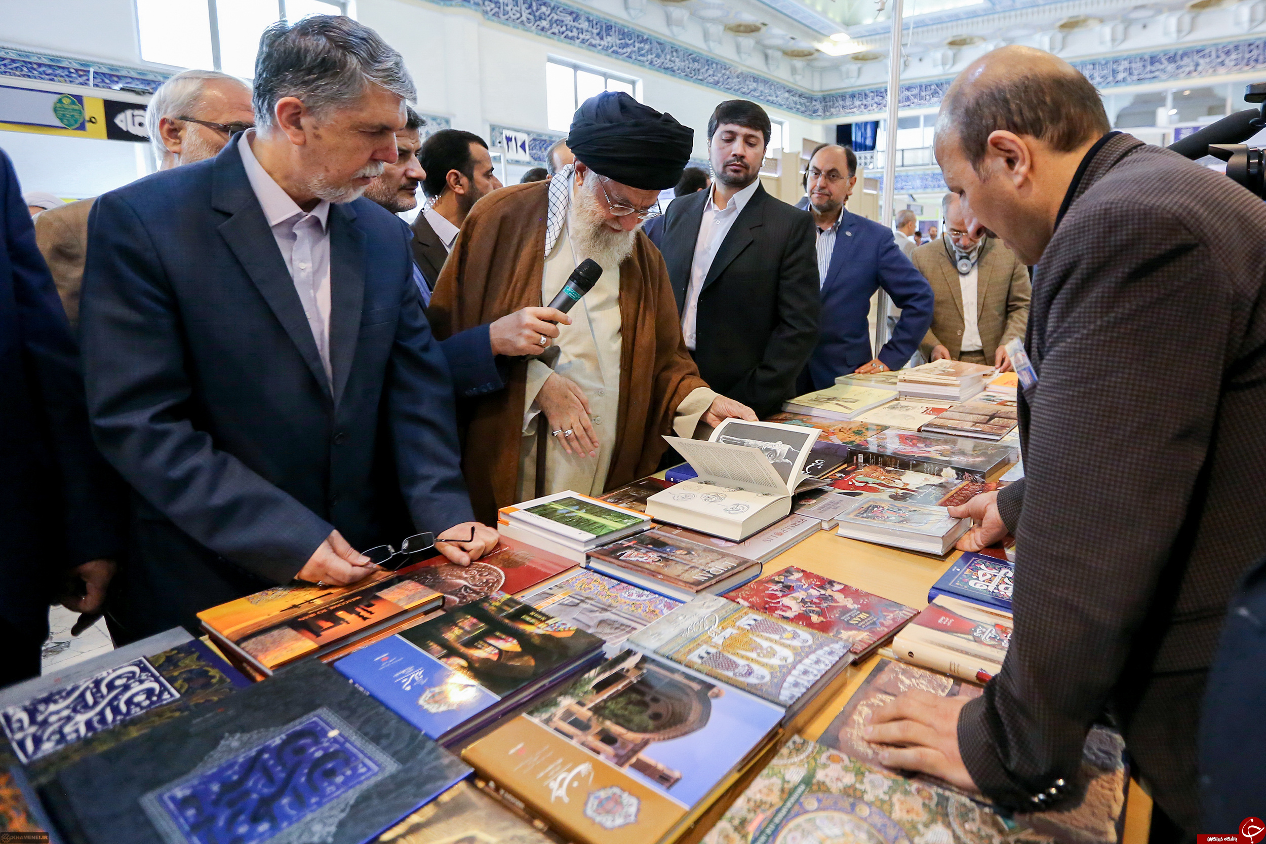 تصاویری از حضور رهبر انقلاب در نمایشگاه بین المللی کتاب تهران