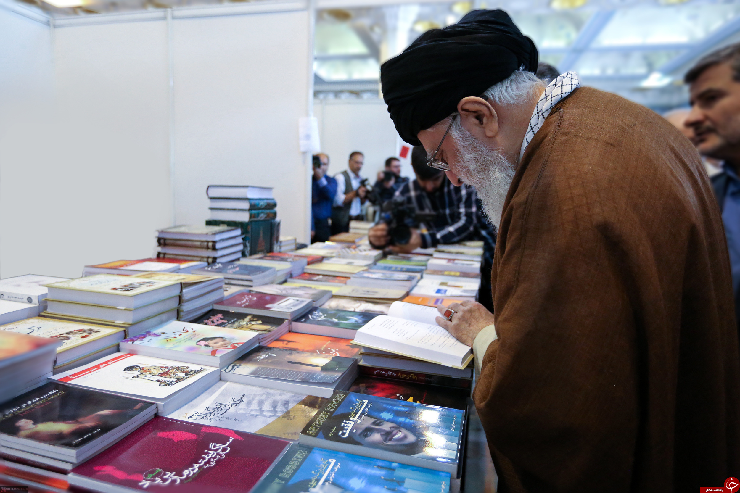 تصاویری از حضور رهبر انقلاب در نمایشگاه بین المللی کتاب تهران