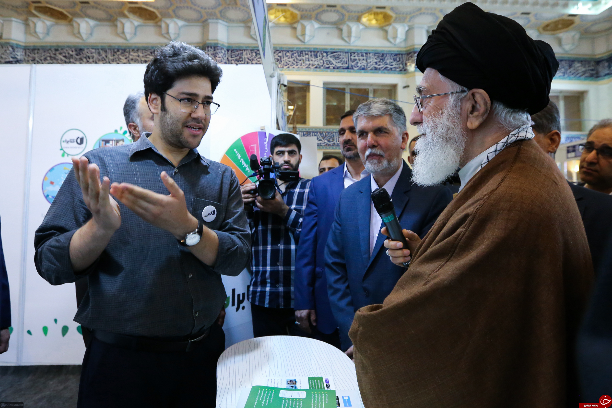 تصاویری از حضور رهبر انقلاب در نمایشگاه بین المللی کتاب تهران