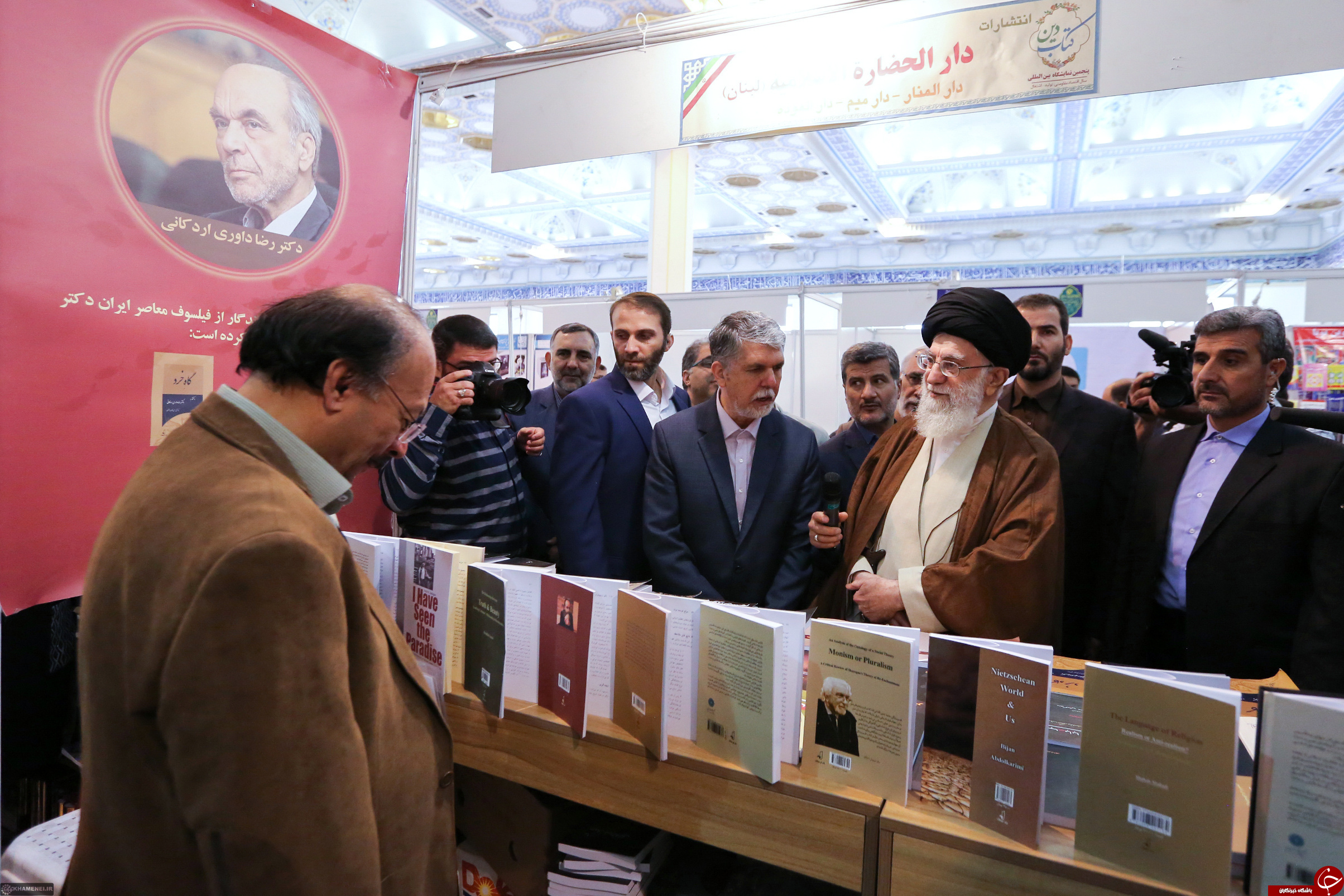 تصاویری از حضور رهبر انقلاب در نمایشگاه بین المللی کتاب تهران
