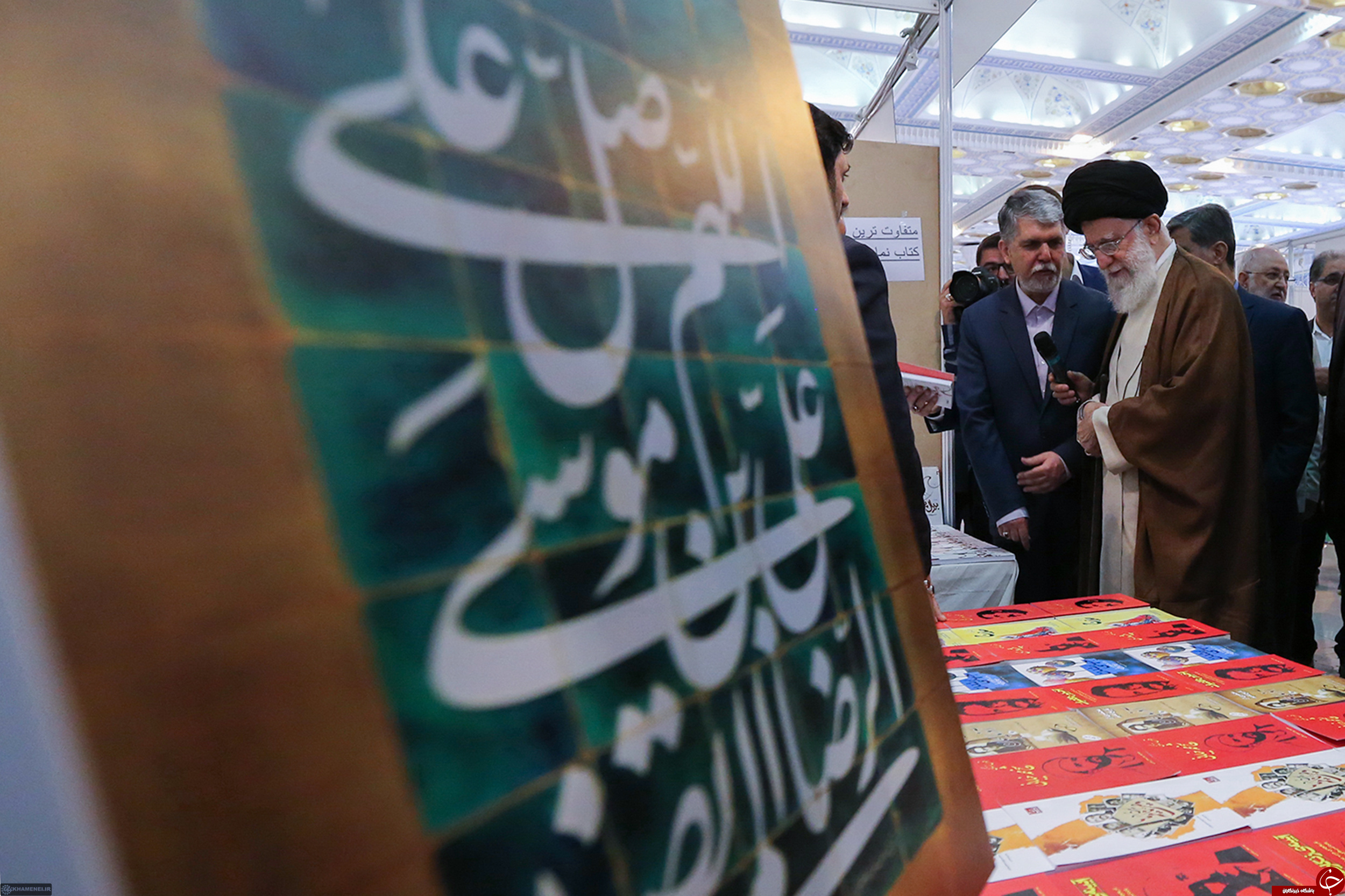 تصاویری از حضور رهبر انقلاب در نمایشگاه بین المللی کتاب تهران