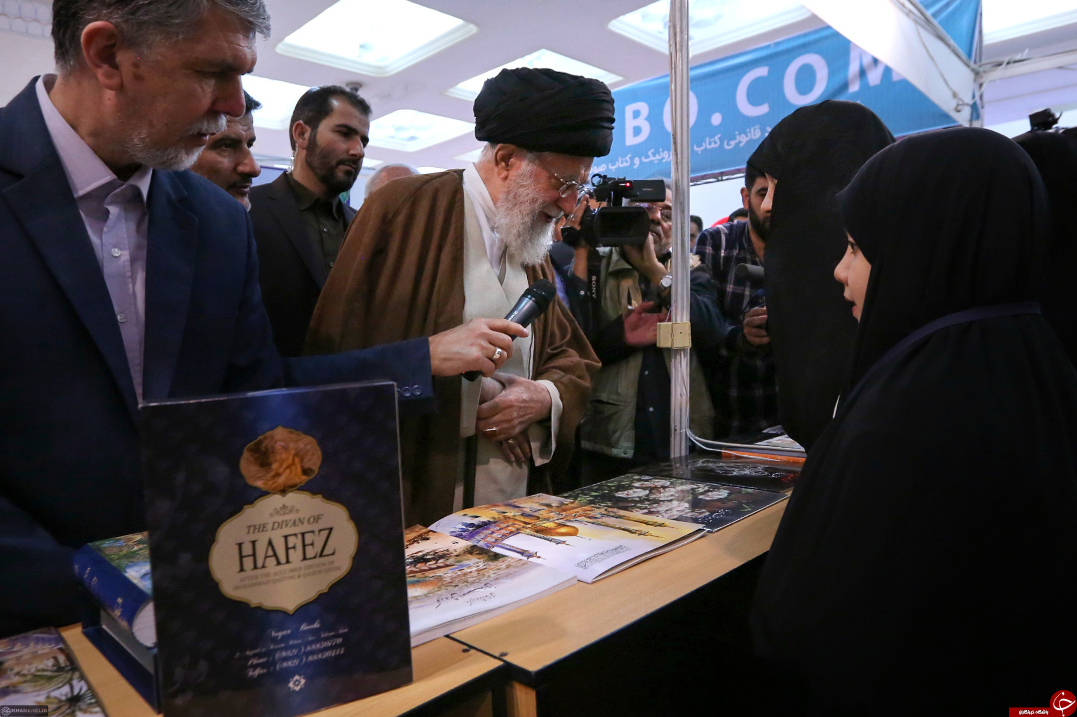 تصاویری از حضور رهبر انقلاب در نمایشگاه بین المللی کتاب تهران