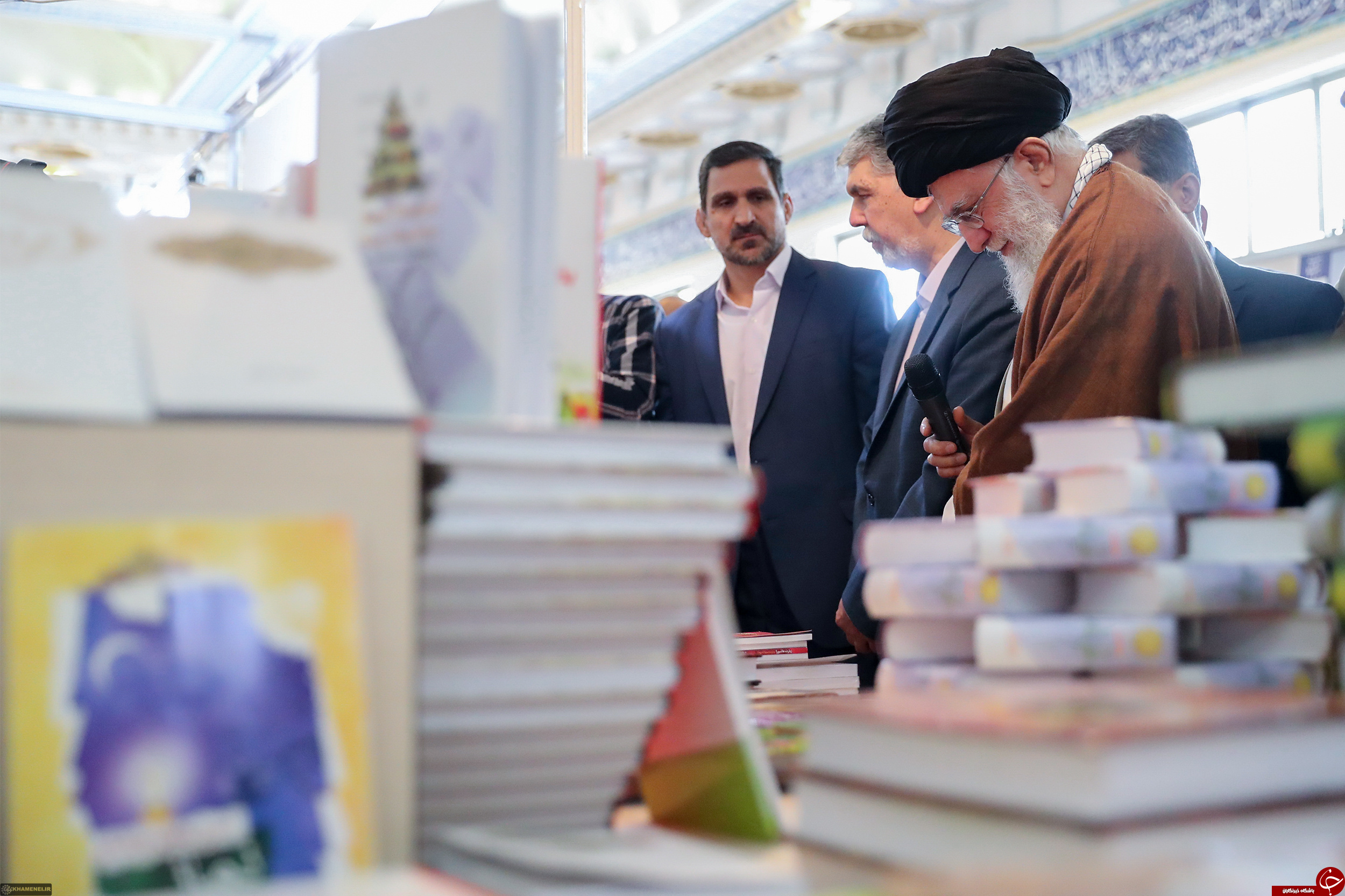 تصاویری از حضور رهبر انقلاب در نمایشگاه بین المللی کتاب تهران