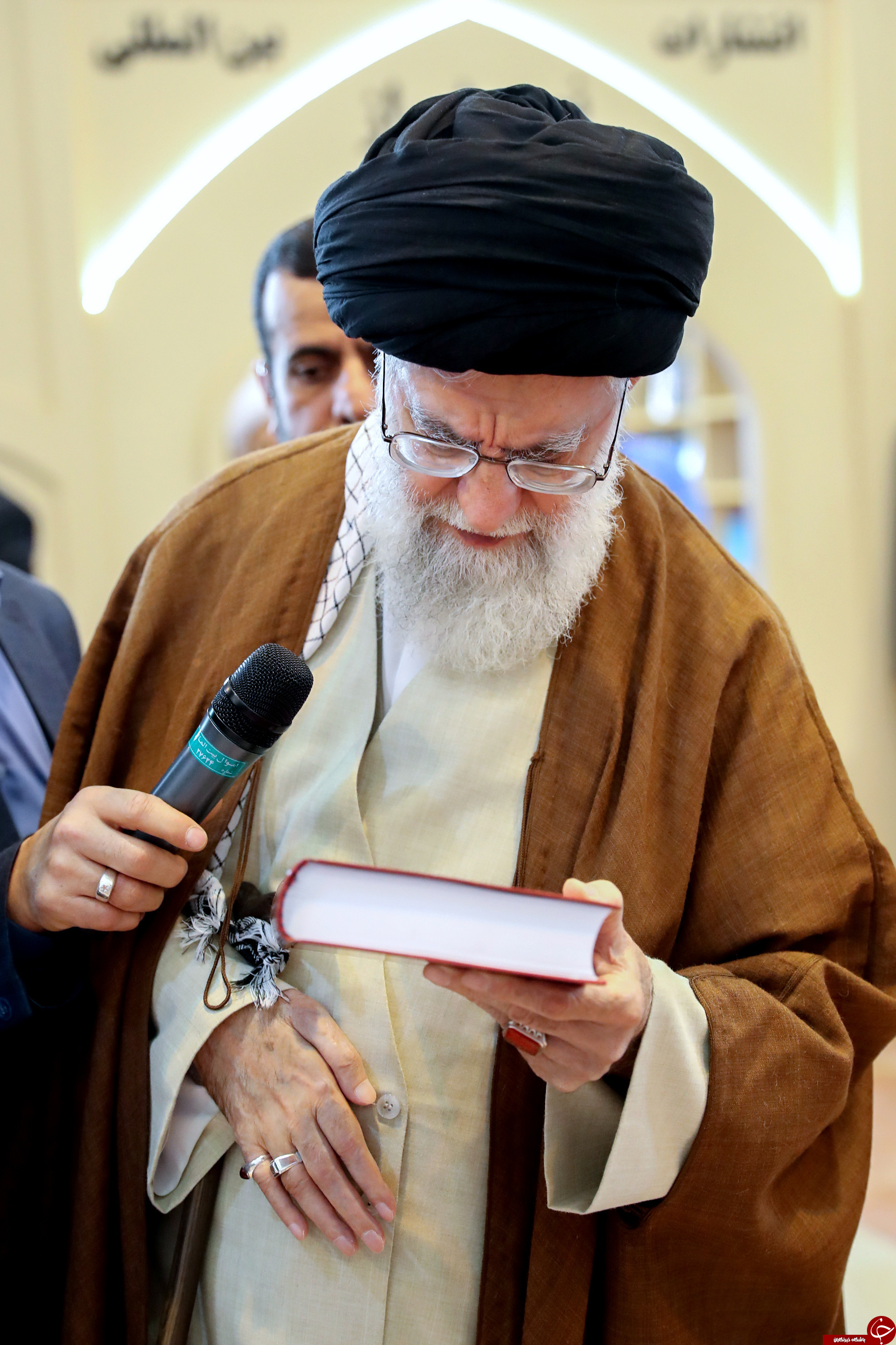تصاویری از حضور رهبر انقلاب در نمایشگاه بین المللی کتاب تهران