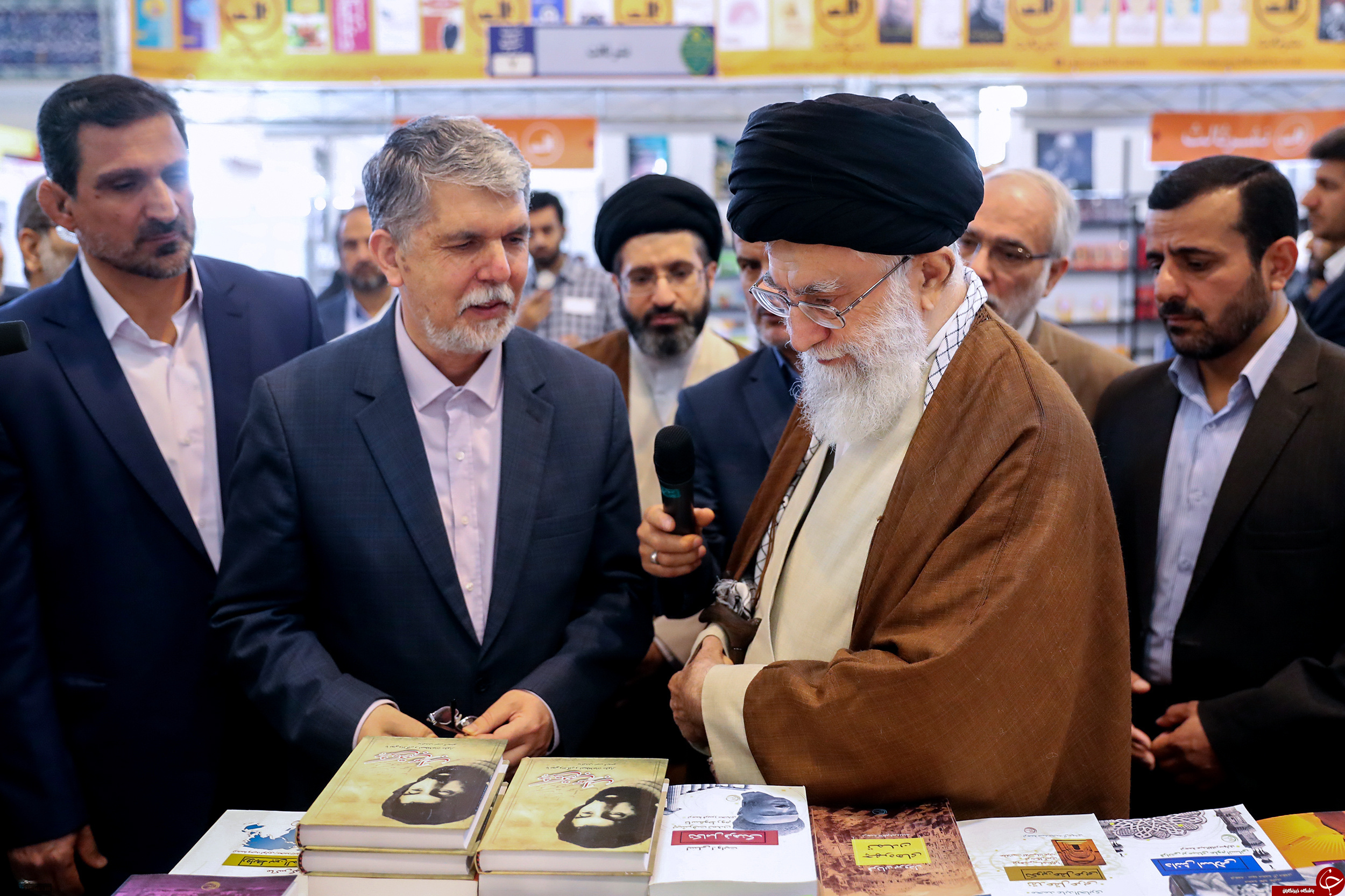 تصاویری از حضور رهبر انقلاب در نمایشگاه بین المللی کتاب تهران