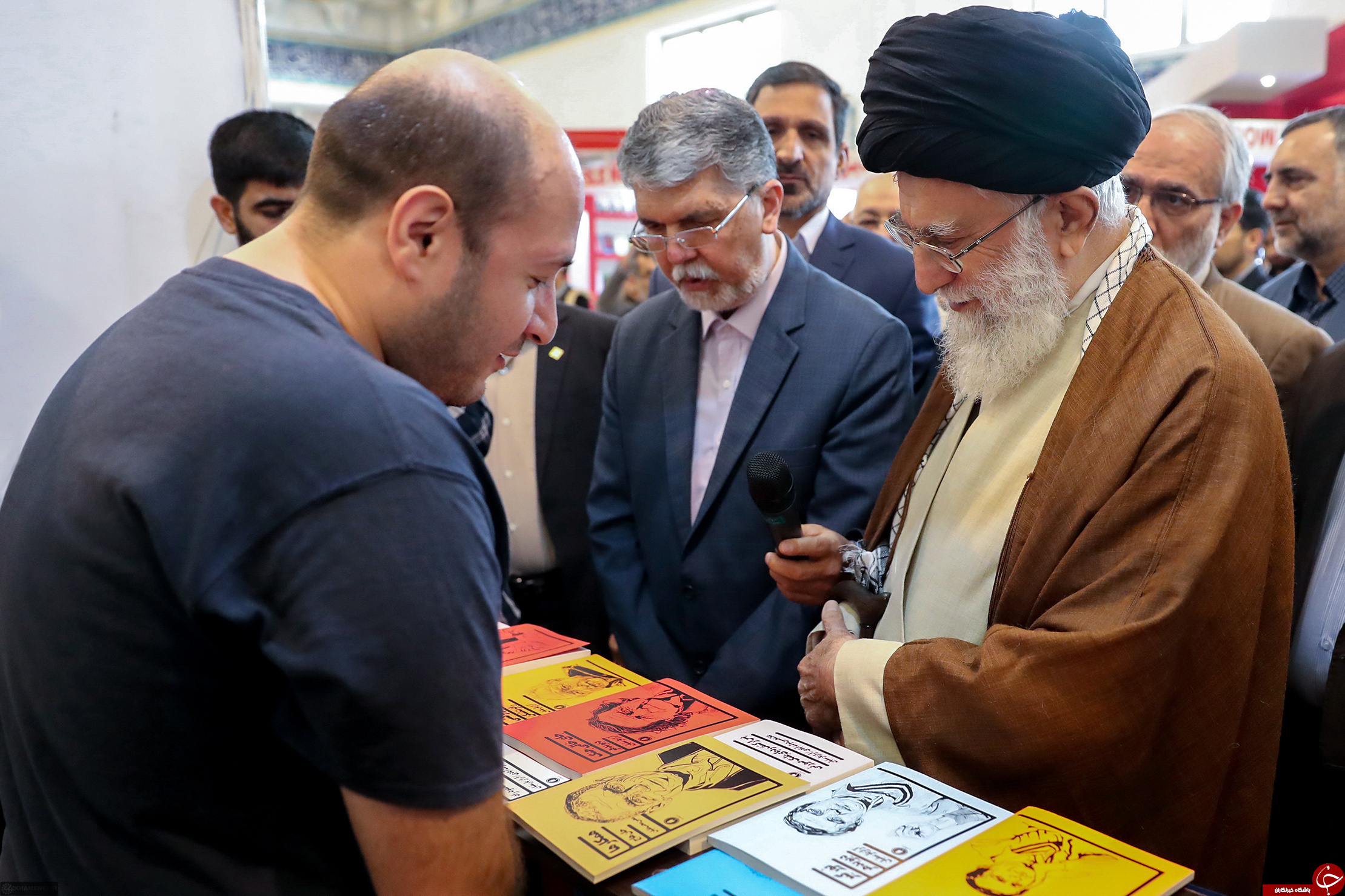 تصاویری از حضور رهبر انقلاب در نمایشگاه بین المللی کتاب تهران