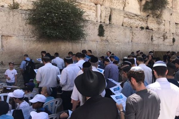 مراسم شکرگزاری صهیونیست&zwnj;ها کنار دیوار ندبه به دلیل خروج آمریکا از برجام+ تصاویر