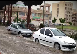 تردد دشوار خودروها از خیابان‌های آبگرفته کیانمهر کرج + فیلم