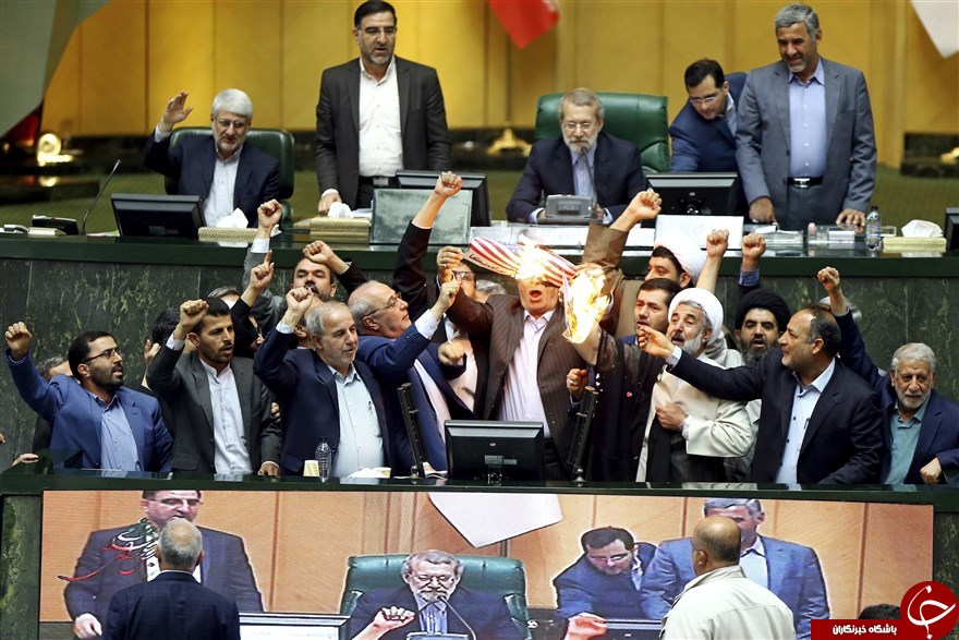 تصاویر هفته: از به آتش کشیده شدن پرچم آمریکا در مجلس ایران تا پیشروی گدازه&zwnj;های آتشفشان هاوایی به داخل خیابانها//////////////////////