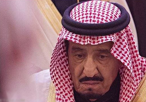 احساساتی شدن پادشاه عربستان با تماشای عکس پدرش!+فیلم
