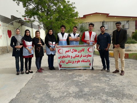 بازدید دانشجویان دختر دانشگاه علوم پزشکی ایلام از خانه سالمندان