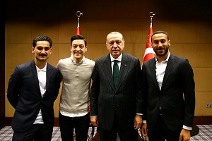 گوندوغان و اوزیل وارد مسائل سیاسی شدند