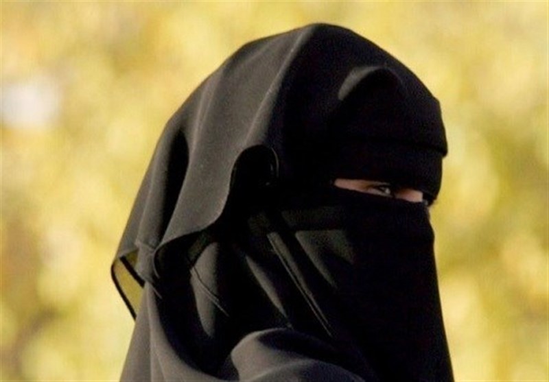 درسی که مرد آمریکایی پس از توهین به زن مسلمان گرفت! +فیلم