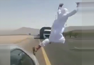 حرکت جنون آمیز مرد سعودی وسط خیابان!+فیلم