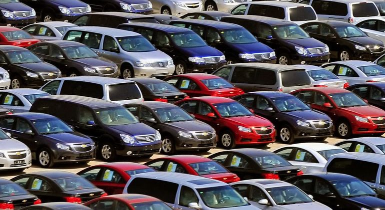 تفاوت قیمت برخی خودروهای وارداتی در بازار و نمایندگی چقدر است؟