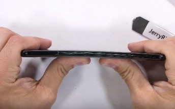 تست مقاومت OnePlus 6 در برابر ضربه و چاقو + فیلم
