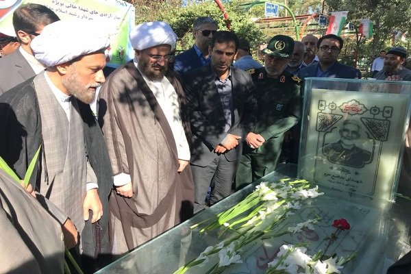 امام جمعه جدید شیراز به زیارت مرقد مطهر احمدبن موسی(ع) و قبور شهدا رفت