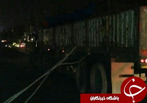برخورد تریلی با شبکه برق حادثه ساز شد