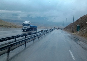 بارش باران در محور‌های مواصلاتی استان قزوین