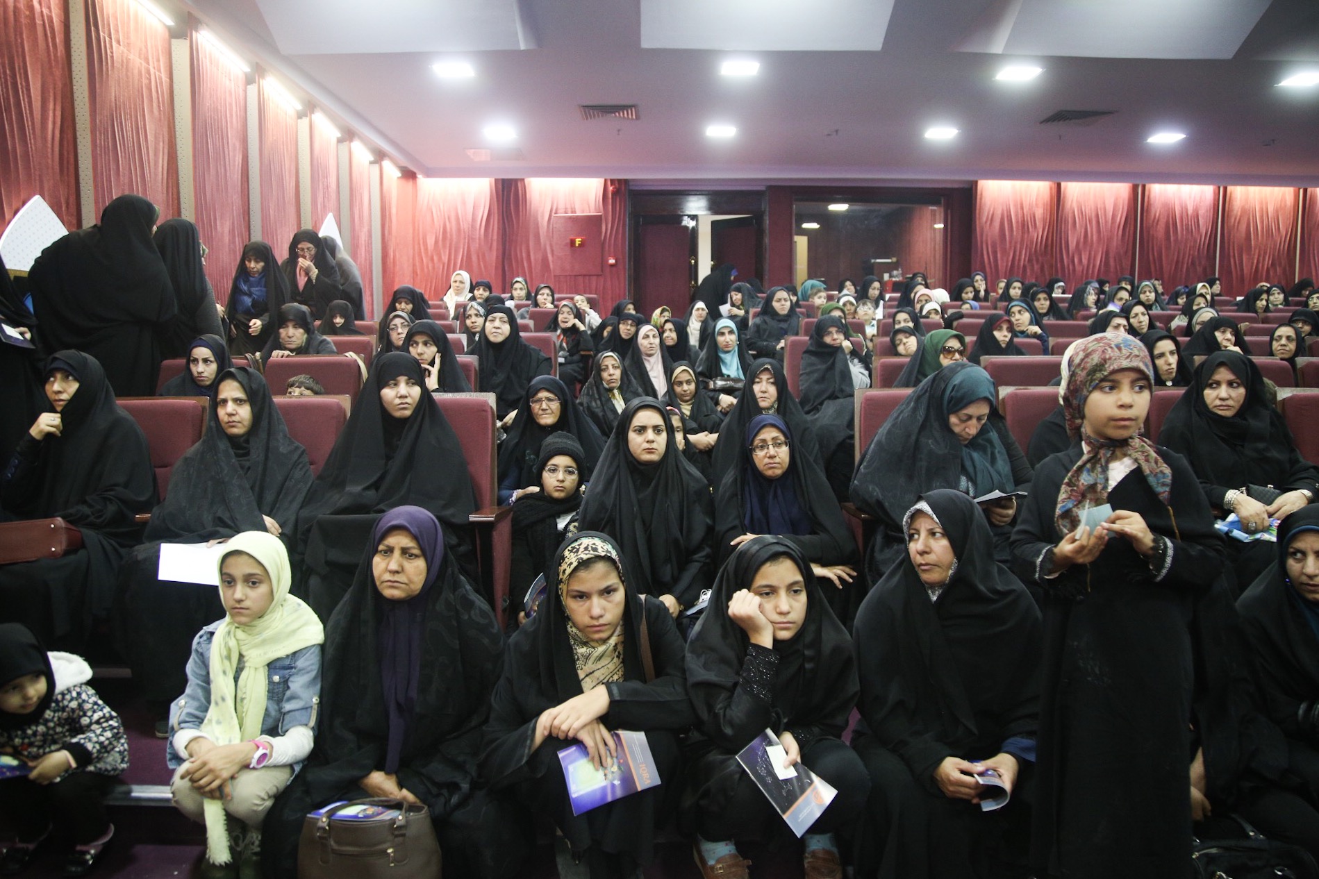 استقبال چشمگیر علاقهمندان از دومین روز از مسابقات بینالمللی قرآن بانوان + تصاویر استقبال چشمگیر علاقهمندان از دومین روز از مسابقات بینالمللی قرآن بانوان + تصاویر