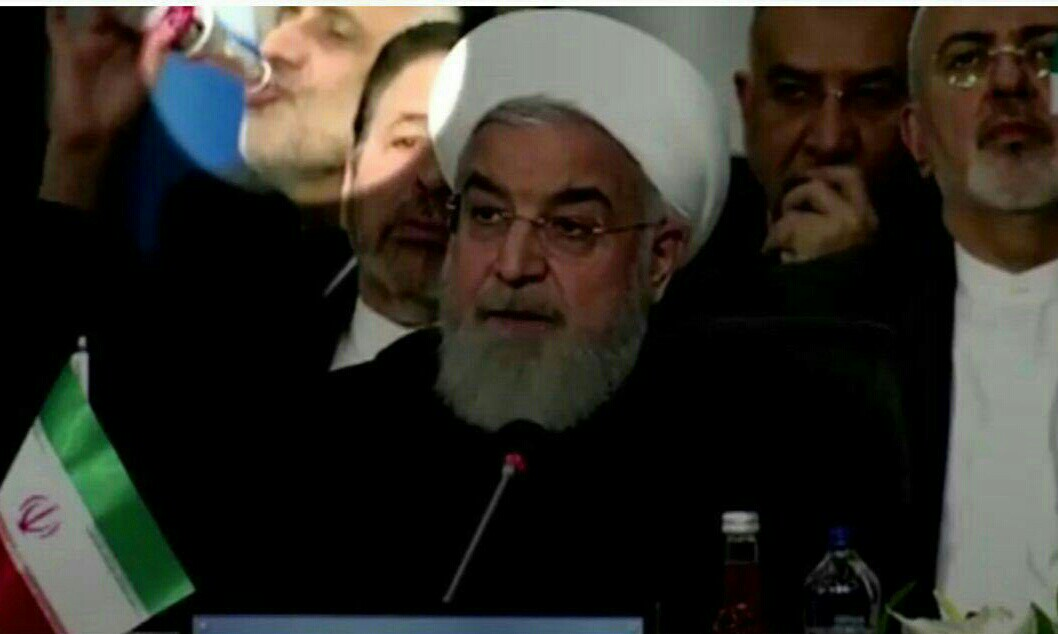 دیپلماتی که با رفتارش در نشست کنفرانس اسلامی به سوژه فضای مجازی تبدیل شد +فیلم