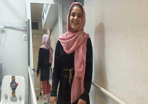 خواهر فداکار زلزله زده کرمانشاهی روی پاهایش ایستاد