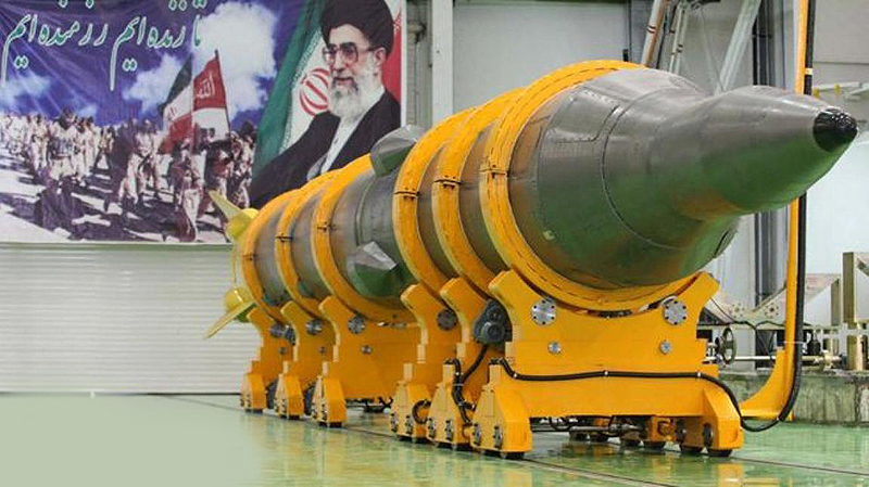 دست&zwnj;هایی که روی ماشه و موشک&zwnj;هایی که آماده شلیک هستند
