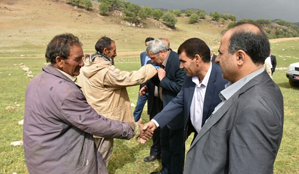 بوسه رئیس سازمان امور عشایر ایران بر دستان مردان عشایربویراحمدی
