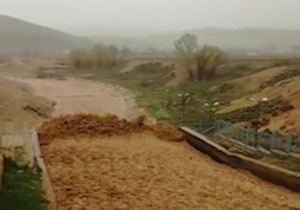 جاری شدن سیل در شهرستان "کوهرنگ" + فیلم