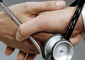 دستان پزشک خیر مرهمی بر آثار سوختگی