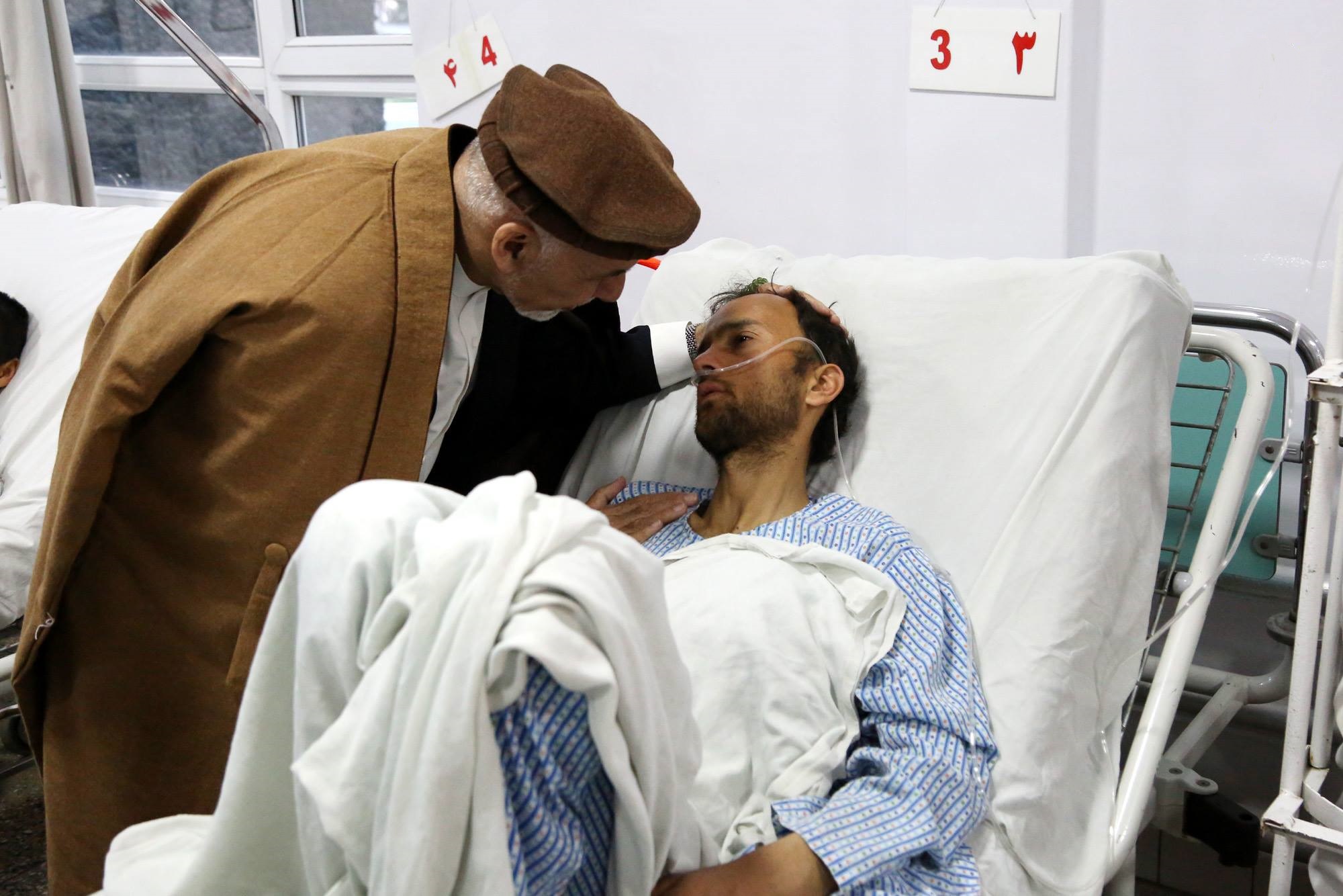 گزارش تصویری: عیادت &laquo;اشرف غنی&raquo; از مجروحین حمله تروریستی کابل