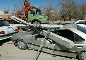 برخورد پژو با پایه برق حادثه آفرید