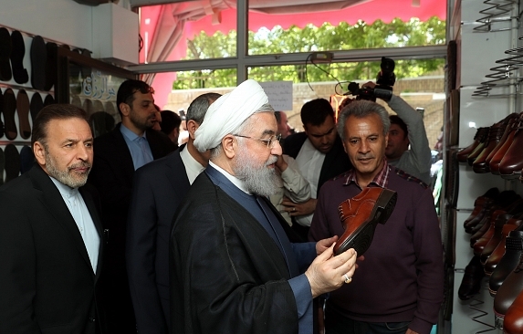 بازدید سرزده روحانی از بازار و کارگاه&zwnj;های تولید کفش تبریز
