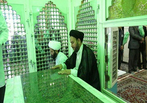 ضریح مطهر امامزاده سیدحمزه کاشمر غبارروبی شد