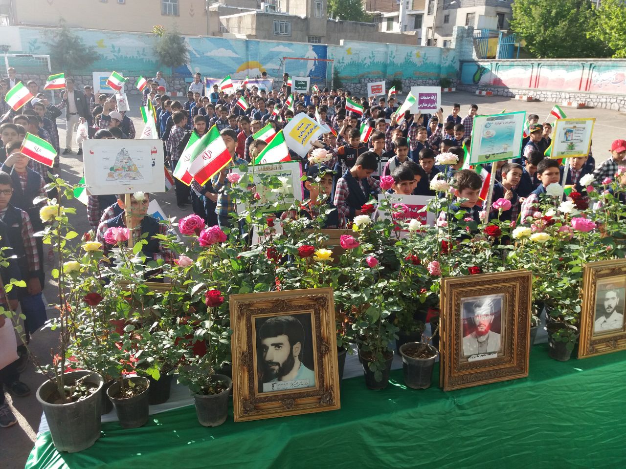 کاشت بوته گل روز به یاد شهدای دانش آموز و معلم در نهاوند