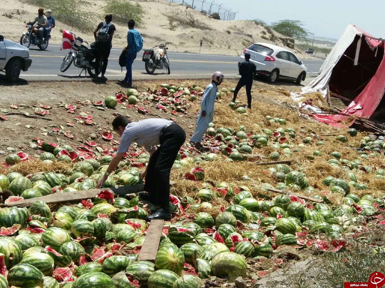 واژگونی کامیون حامل بار هندوانه در جاسک + تصاویر واژگونی کامیون حامل بار هندوانه در جاسک + تصاویر