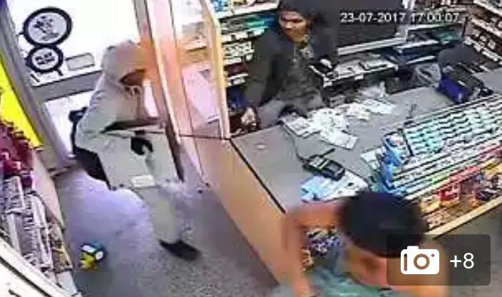 لحظه درگیری فروشنده زن با سارق مسلح با  کمک پودر فلفل + فیلم///////////