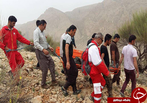 نجات مرد میانسال در کوه به کمک امدادگران هلال احمر + تصاویر