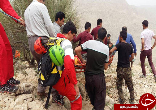 نجات مرد میانسال در کوه به کمک امدادگران هلال احمر + تصاویر
