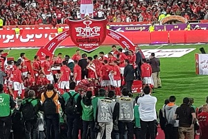 قهرمانی پرسپولیس و بالا بردن جام با حضور هانی فرزند مرحوم هادی نوروزی + فیلم
