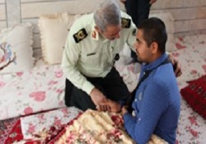 یک درجه تشویقی فرمانده ناجا برای قدردانی از سرباز فداکار